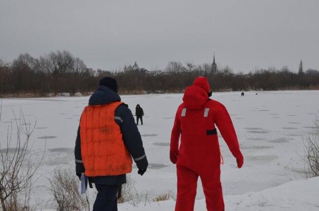 Зимова рибалка на Стиру: рятувальники вчили лучан вилазити з-під криги. ФОТО