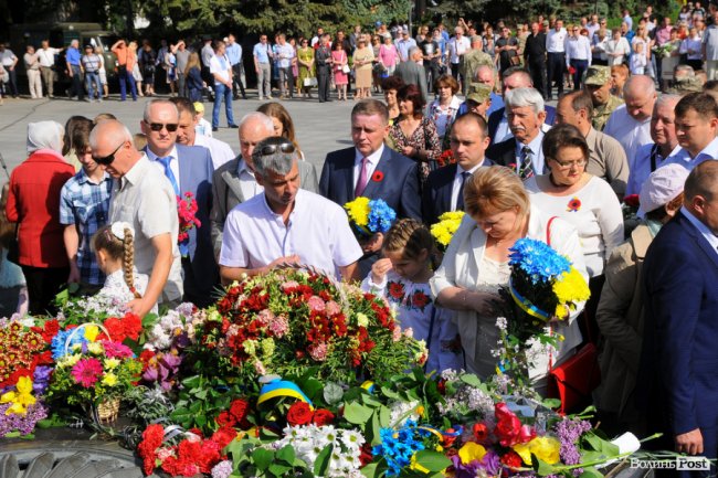 З маками і трояндами: у Луцьку відзначили річницю перемоги над нацизмом. ФОТО
