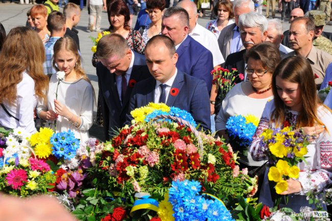 З маками і трояндами: у Луцьку відзначили річницю перемоги над нацизмом. ФОТО