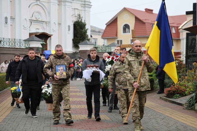 Нестерпний біль: у Луцьку провели в останню дорогу 22-річного Героя Богдана Чепелу