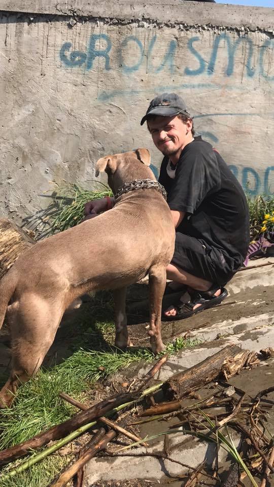 «Люди, схаменіться!»: у Луцьку чоловік власноруч розчищав Сапалаївку від купи сміття. ФОТО