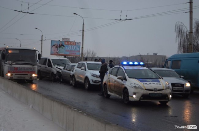 У Луцьку на мосту – подвійна аварія