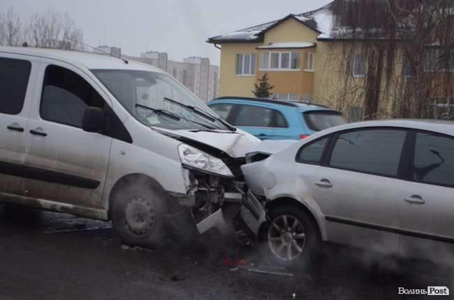 У Луцьку на мосту – подвійна аварія