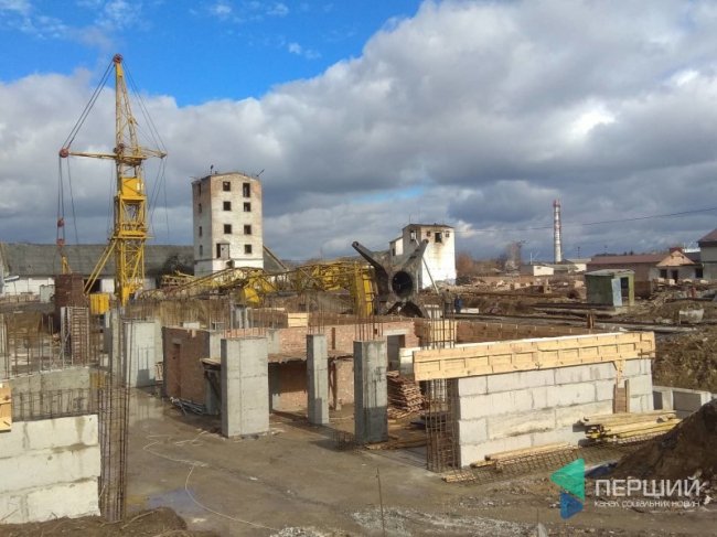 У Луцьку через негоду перекинувся будівельний кран. ФОТО