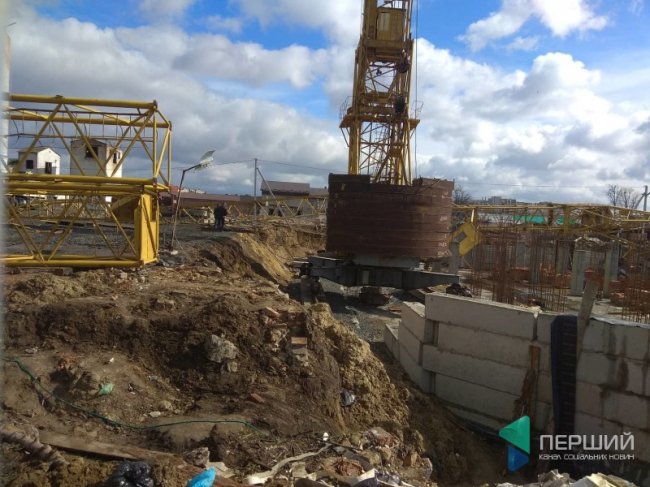 У Луцьку через негоду перекинувся будівельний кран. ФОТО