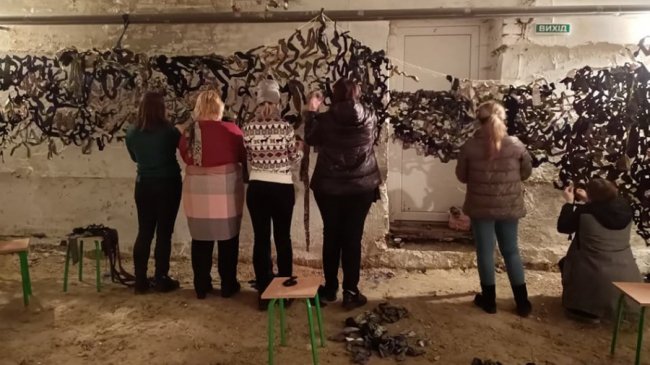 В одному з укриттів лучани плетуть маскувальні сітки для військових. ФОТО
