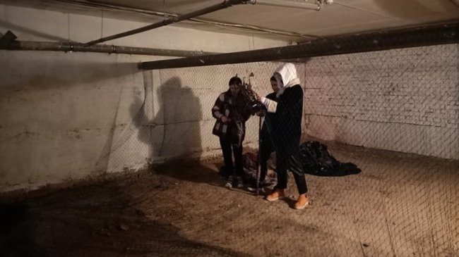 В одному з укриттів лучани плетуть маскувальні сітки для військових. ФОТО