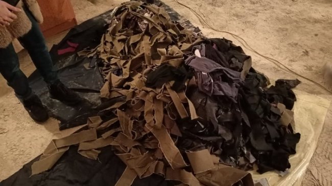 В одному з укриттів лучани плетуть маскувальні сітки для військових. ФОТО