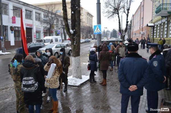У Луцьку під прокуратуру принесли лампадки, серп і молот. ФОТО