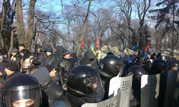 Верховну Раду пікетують тисячі майданівців. ФОТО