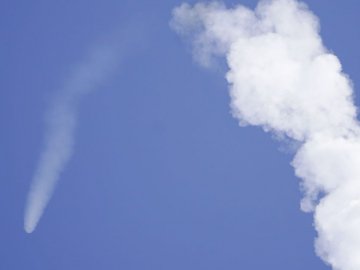 Росіяни обстріляли приватні будинки та пункт видачі гуманітарної допомоги в Миколаєві