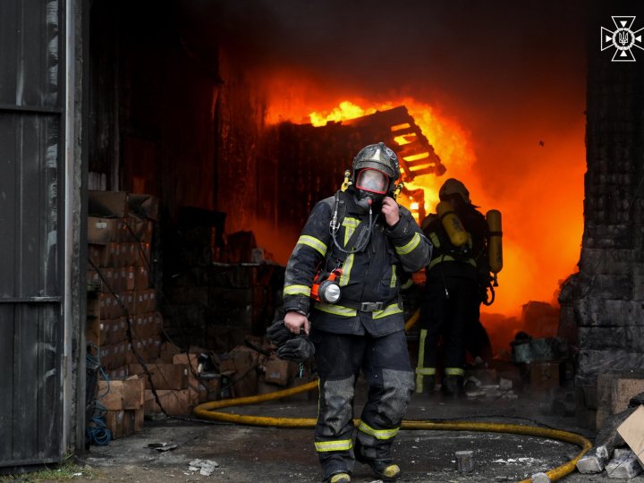 На атакованому дронами терміналі «Нової пошти» у Луцьку згоріло понад 9000 відправлень