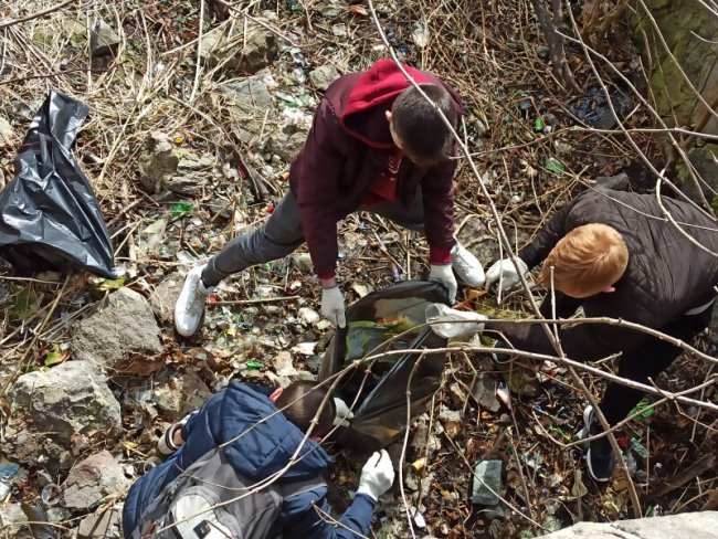 Лучани вийшли на толоку, аби прибрати територію біля Сапалаївки. ФОТО