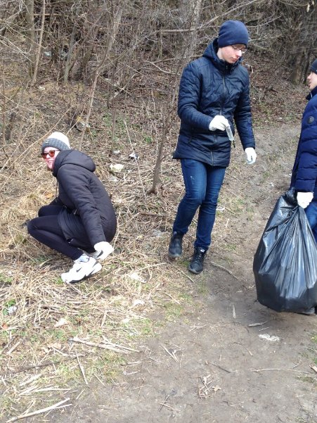 Лучани вийшли на толоку, аби прибрати територію біля Сапалаївки. ФОТО