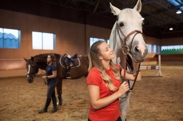Відома волинська лікарка знялася в рекламі кінного клубу
