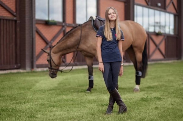 Відома волинська лікарка знялася в рекламі кінного клубу