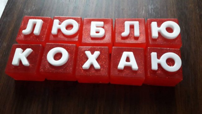 Сердечки і бутоньєрки: вчителька з Волині виготовляє мило ручної роботи