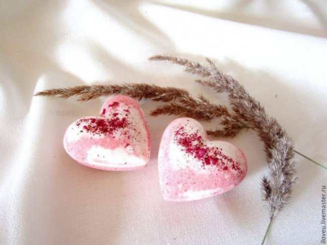 Сердечки і бутоньєрки: вчителька з Волині виготовляє мило ручної роботи