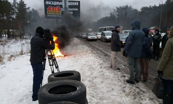 Під Києвом мітингувальники підпалили шини  