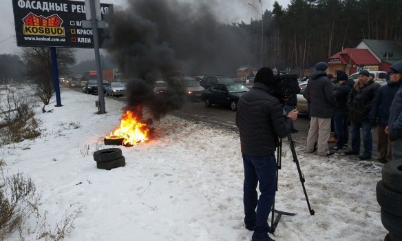 Під Києвом мітингувальники підпалили шини  