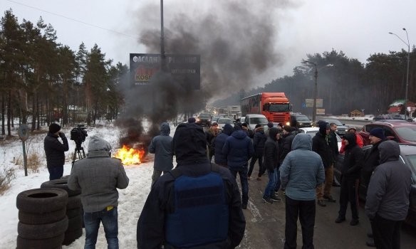 Під Києвом мітингувальники підпалили шини  