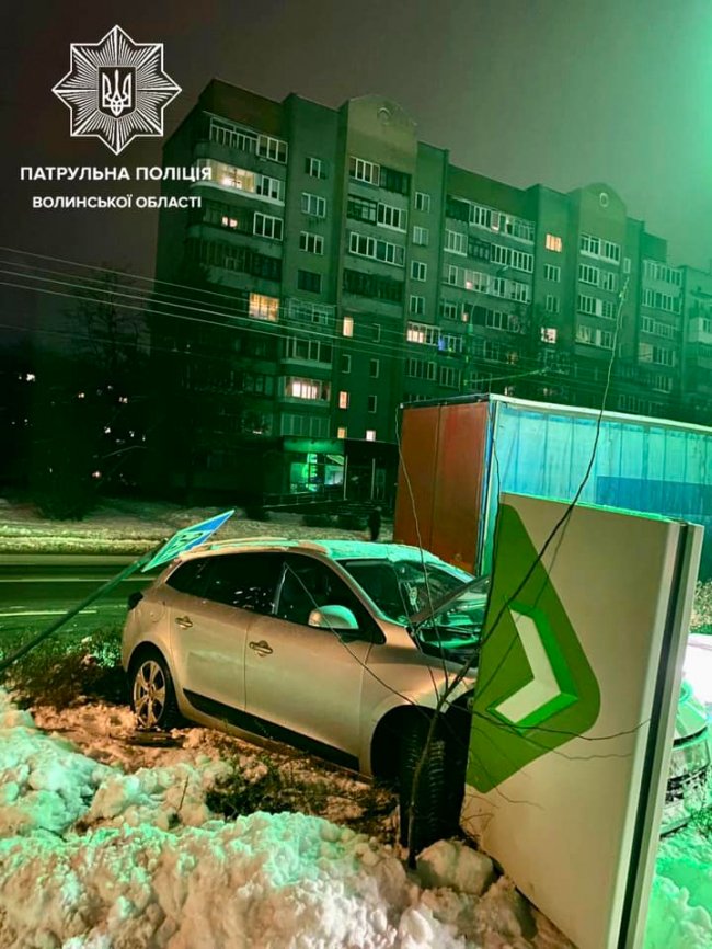 У Луцьку водій зніс дорожні знаки. ФОТО