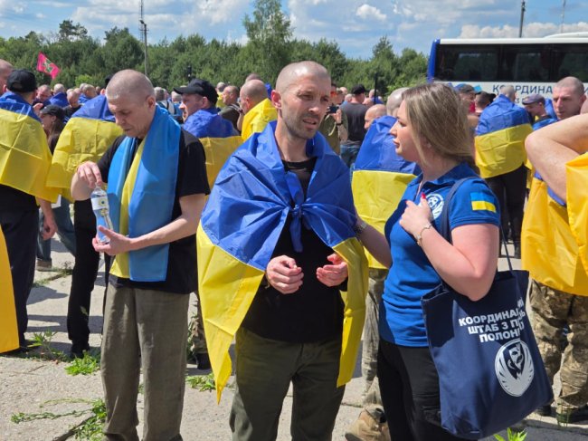 В Україну з російського полону повернулись 185 військових та один цивільний