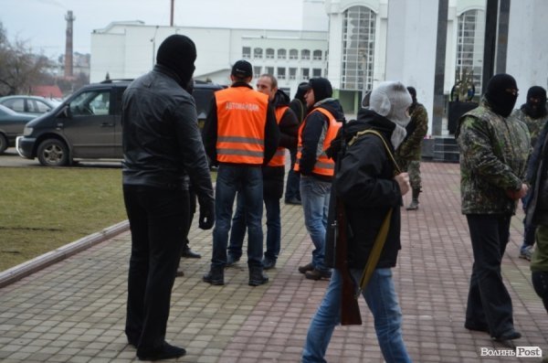 Волинську облраду «охороняють» люди з рушницями. ФОТО