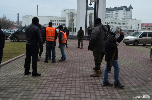 Волинську облраду «охороняють» люди з рушницями. ФОТО