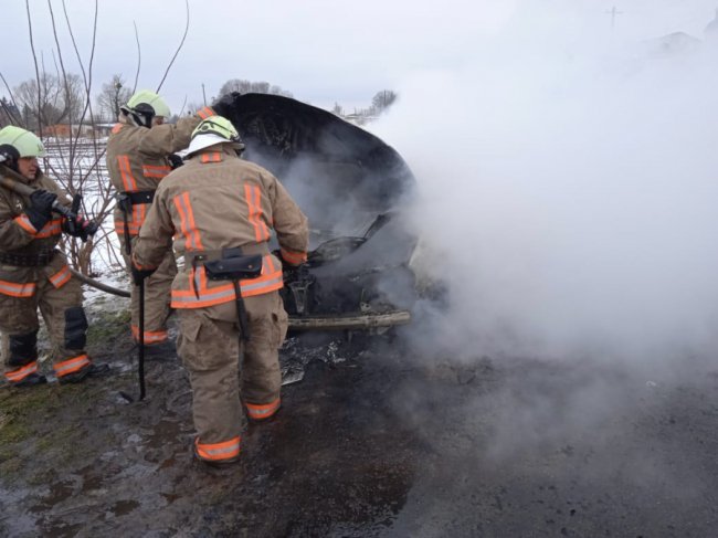 На Волині після заміни мотора автівка спалахнула в дорозі та згоріла вщент. ВІДЕО