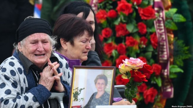 У Керчі прощаються з жертвами масового вбивства