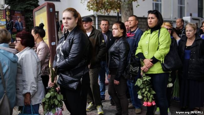 У Керчі прощаються з жертвами масового вбивства