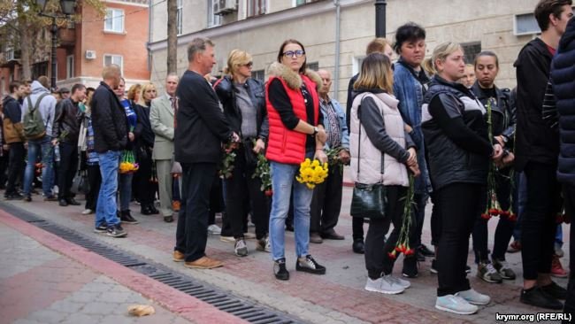 У Керчі прощаються з жертвами масового вбивства