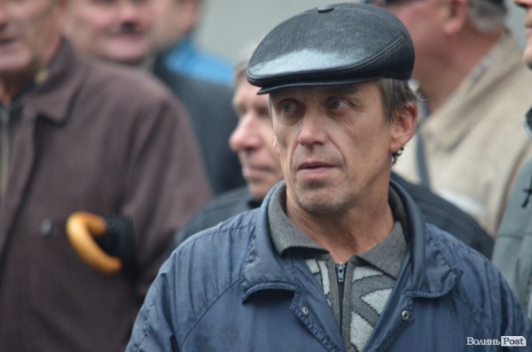 Робітники «Луцьктепла» перекрили дорогу перед міськрадою.ФОТО