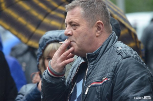 Робітники «Луцьктепла» перекрили дорогу перед міськрадою.ФОТО