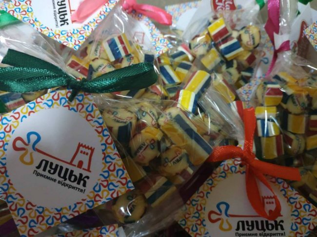 Солодке відкриття: у Луцьку з'явилися карамельки з логотипом міста. ФОТО
