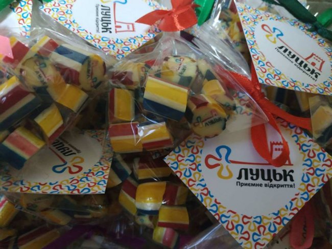 Солодке відкриття: у Луцьку з'явилися карамельки з логотипом міста. ФОТО