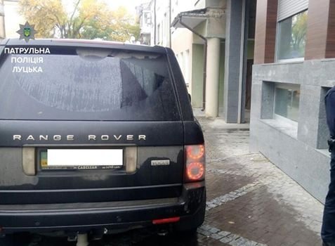 Луцькі копи штрафували водіїв за неправильне паркування. ФОТО