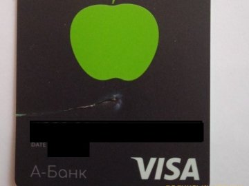 Лучанина, на якого з ножем напали вночі на проспекті Грушевського, від смерті врятувала банківська карта