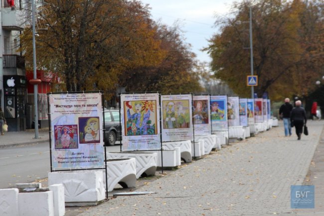 На площі у Володимирі-Волинському експонують художні роботи школярів. ФОТО