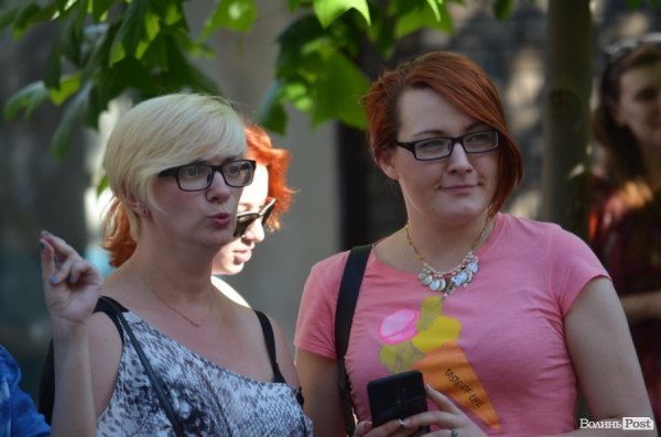 Львівський гурт примусив циган танцювати в центрі Луцька. ФОТО ВІДЕО