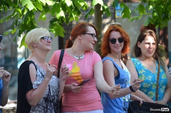 Львівський гурт примусив циган танцювати в центрі Луцька. ФОТО ВІДЕО