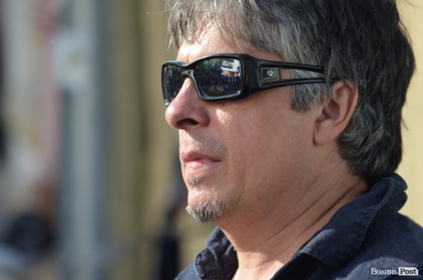 Львівський гурт примусив циган танцювати в центрі Луцька. ФОТО ВІДЕО