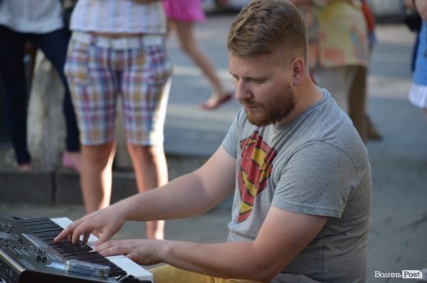 Львівський гурт примусив циган танцювати в центрі Луцька. ФОТО ВІДЕО