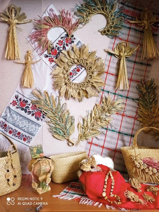 У місті на Волині відкрили виставку солом’яних витворів талановитої майстрині. ФОТО