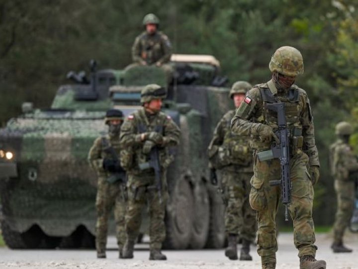 Польща розгортає 40 тисяч військових на кордонах з Білоруссю та росією