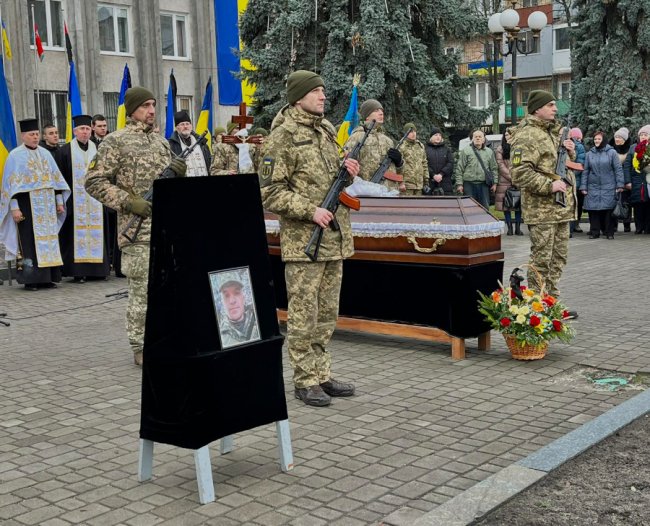 Друзі та побратими цінували за золоті руки й вірність: на Волині попрощалися з Героєм Юрієм Шевчиком