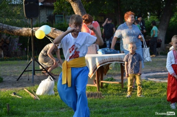 Гопак на битому склі: у Луцьку козачата показали елементи козацького характерництва. ФОТО. ВІДЕО