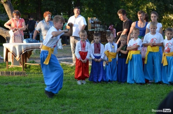 Гопак на битому склі: у Луцьку козачата показали елементи козацького характерництва. ФОТО. ВІДЕО