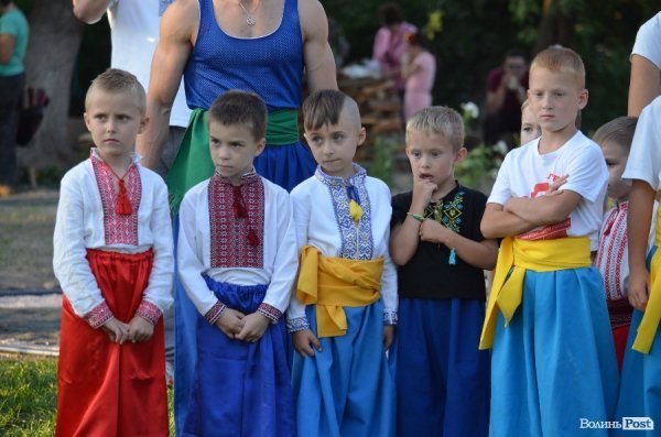 Гопак на битому склі: у Луцьку козачата показали елементи козацького характерництва. ФОТО. ВІДЕО